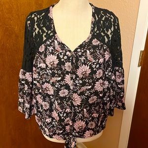 Knox Rose cute blouse sheer black lace on shoulder going down midway on sleeves